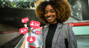 mulher negra mexendo no celular recebendo seguidores